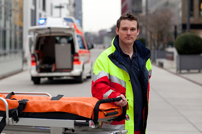 First Responder: professionelle ehrenamtliche Ersthelfer Foto: Einsatzkraft vor Krankenwagen